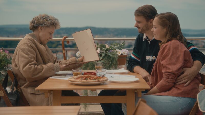 Nova verzija spota za legendarnu pesmu jugoslovenske grupe Pepel in kri najavljuje regionalni filmski hit „Belo se pere na devedeset“ sa Anicom Dobrom