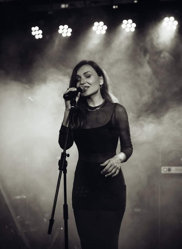 Kantautorka Manivi na PZE, performans kao kratki film