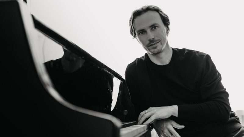 Pijanista Alex Solely predstavlja novi singl „Last Night” u izdanju Mascoma