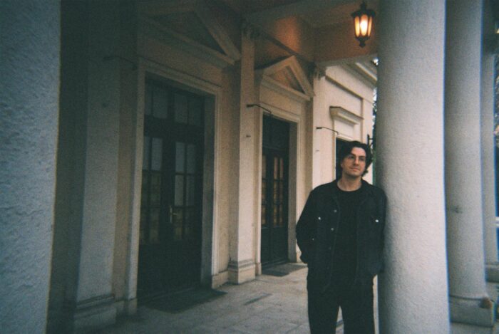 Alexander Vujić Ohlsen predstavlja „Deer in the Headlights“, prvi singl sa albuma „A Long Goodbye“