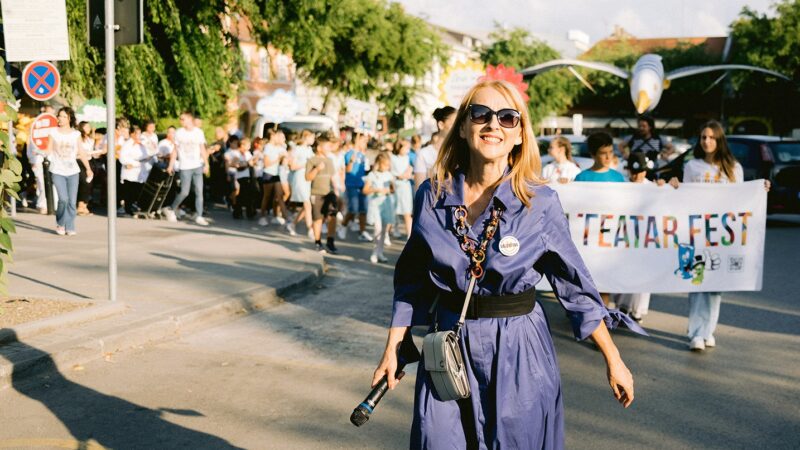 Karnevalska povorka i predstava „Trio Rio“ na otvaranju Limenka Teatar Festa